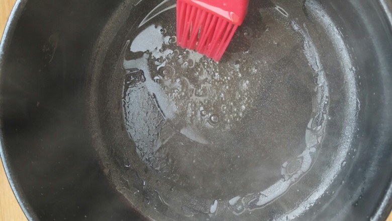 超满足、超大块的牛肉粉丝汤――满满的一碗,温暖你的胃!,用油刷在锅底均匀的刷上一层油。