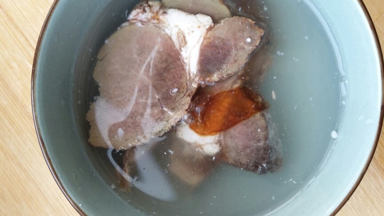 超满足、超大块的牛肉粉丝汤――满满的一碗,温暖你的胃!,把从冰箱里拿出来的牛肉化冻后再清洗一下。