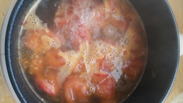 超满足、超大块的牛肉粉丝汤――满满的一碗,温暖你的胃!,放入水。