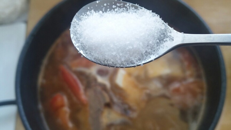 超满足、超大块的牛肉粉丝汤――满满的一碗,温暖你的胃!,放入一勺盐水,因为我选的这个豆腐比较难入味,所以需要在尽快放盐,方便入味。盖上锅盖焖煮。
