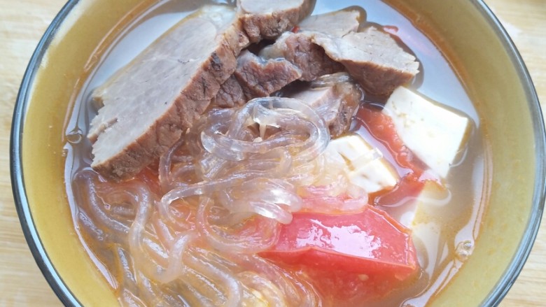 超满足、超大块的牛肉粉丝汤――满满的一碗,温暖你的胃!,将煮好的牛肉汤盛放到碗中。记得把牛肉放在上面,最好一眼看上去能看到用到的所有食材食材。