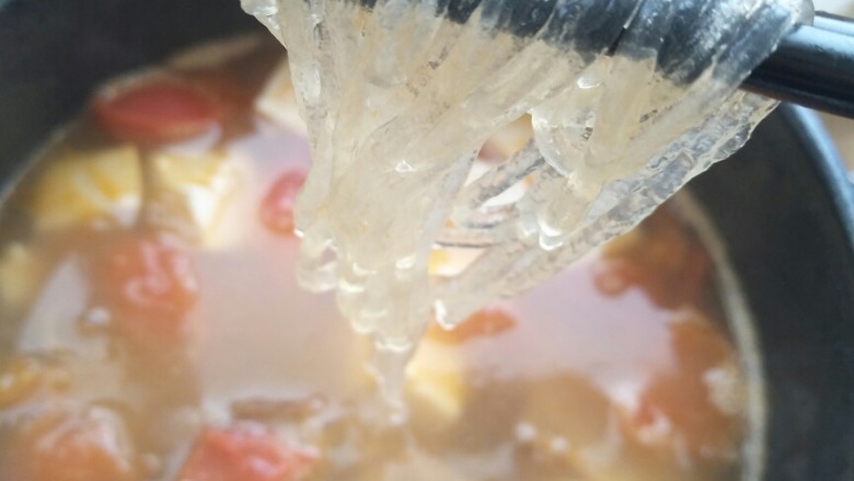 超满足、超大块的牛肉粉丝汤――满满的一碗,温暖你的胃!,锅中的粉丝煮至透明发软时就可以出锅了。