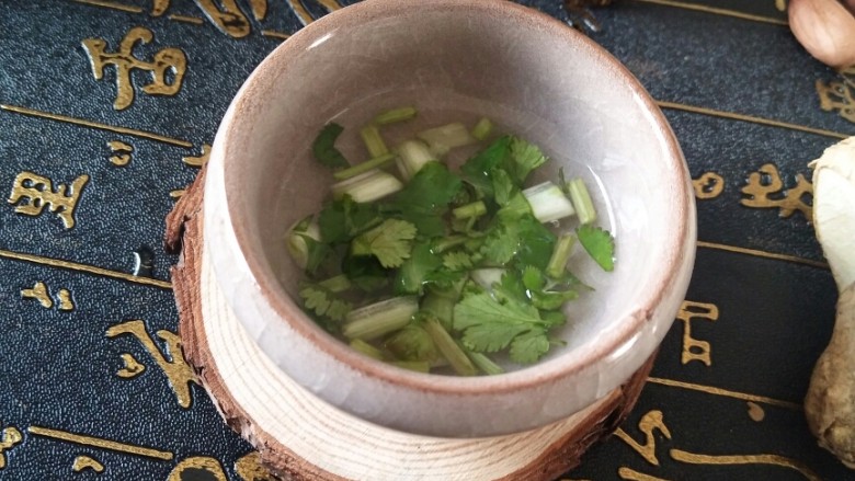 超满足、超大块的牛肉粉丝汤――满满的一碗,温暖你的胃!,在放小葱和香菜的料碗中加入醋,料碗就做好啦!