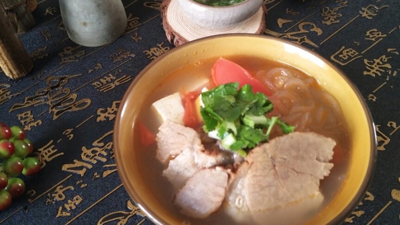 超满足、超大块的牛肉粉丝汤――满满的一碗,温暖你的胃!,一碗热腾腾、超暖胃的牛肉粉丝汤就做好了!