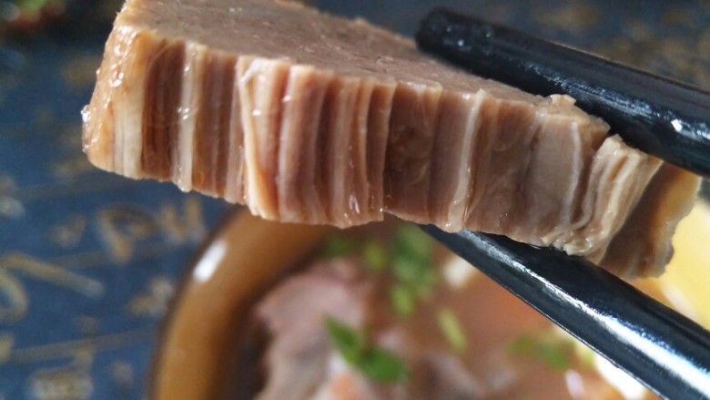 超满足、超大块的牛肉粉丝汤――满满的一碗,温暖你的胃!,来个特写,肉块是不是超级大、超级厚呢!😊