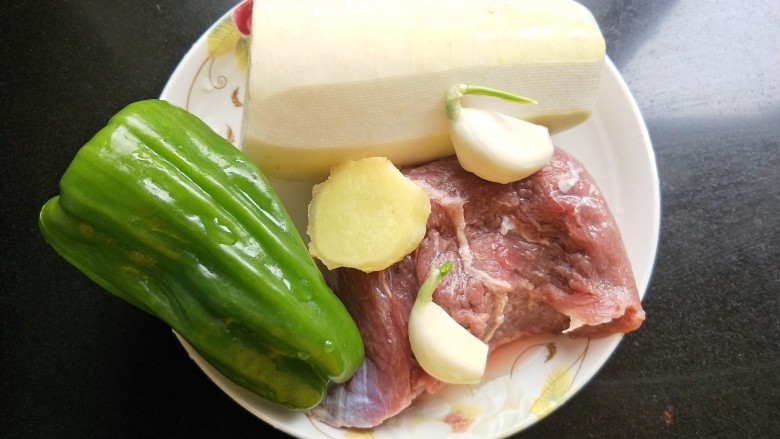 萝卜丝炒牛肉,准备食材并洗净。