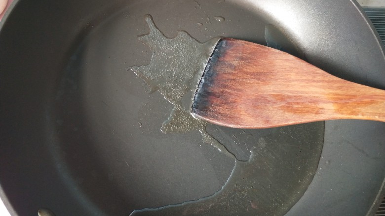 萝卜丝炒牛肉,锅内放油,烧热。
