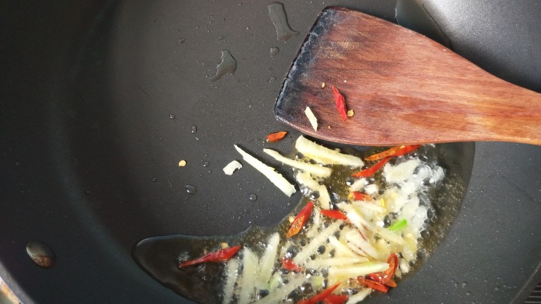 萝卜丝炒牛肉,放入生姜,干辣椒爆香。