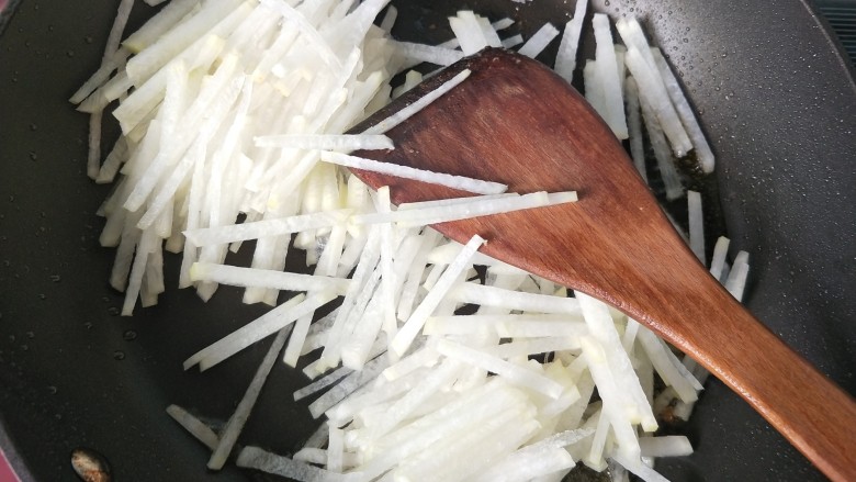 萝卜丝炒牛肉,放入萝卜丝,放盐翻炒。