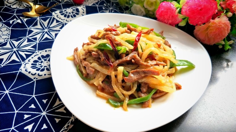 萝卜丝炒牛肉,盛入盘子,美美哒!牛肉鲜嫩,美味极啦!