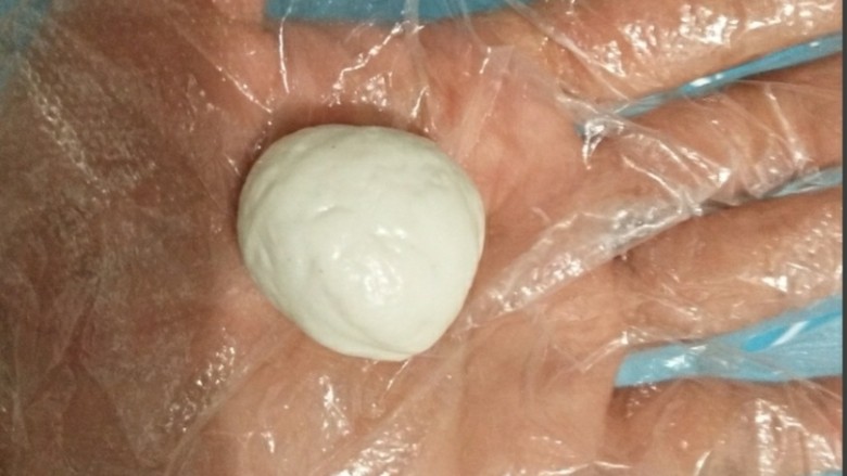 经典酒酿汤圆,再用手团圆,带手套不好团圆,可以摘下手套还圆,都团成小圆子就可以下锅煮了。