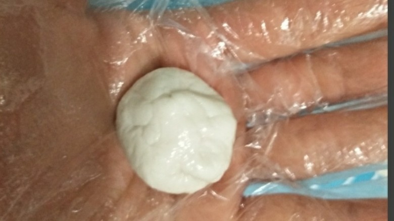 经典酒酿汤圆,把豆沙馅包好,紧密不会露馅就可以了。