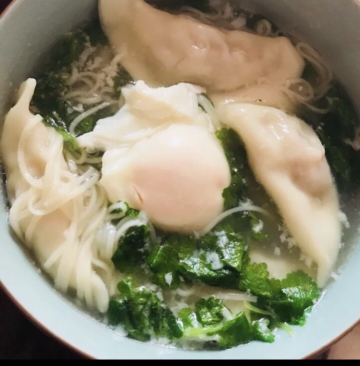 面面🍜,饺子鸡蛋芹菜面🍜
材料
饺子 鸡蛋 芹菜 面条