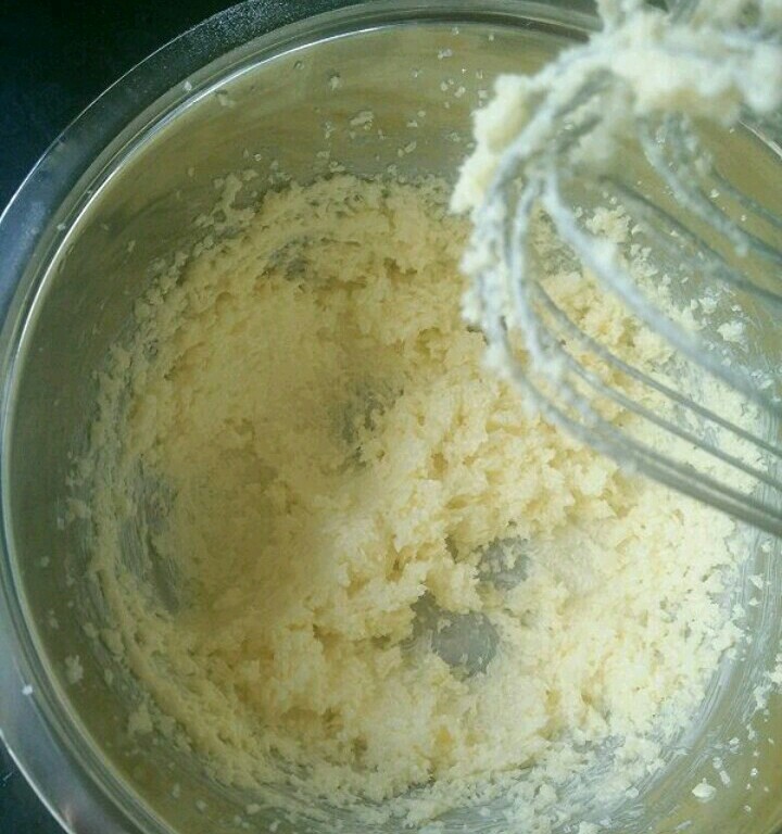 英式黄油蛋糕,用打蛋器打发,颜色变浅。
