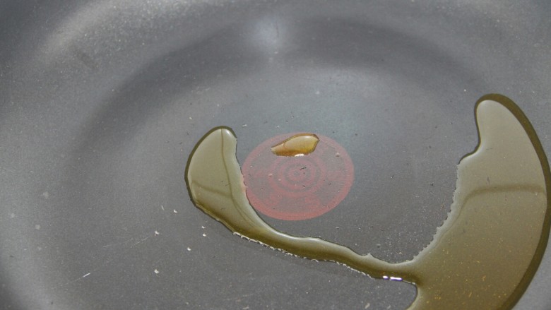 香蕉煎土司,锅里倒点油,要用色拉油