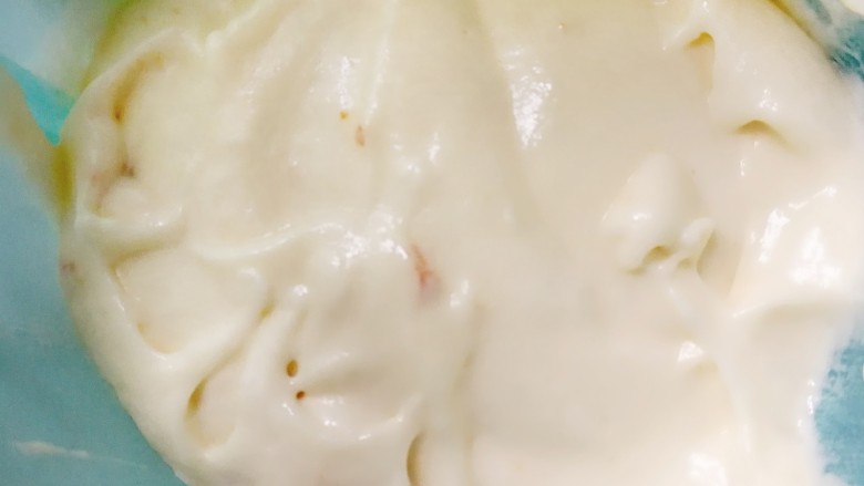 马斯卡彭橙味小蛋糕,把混合好的面糊装入裱花袋里面(不要放裱花嘴)