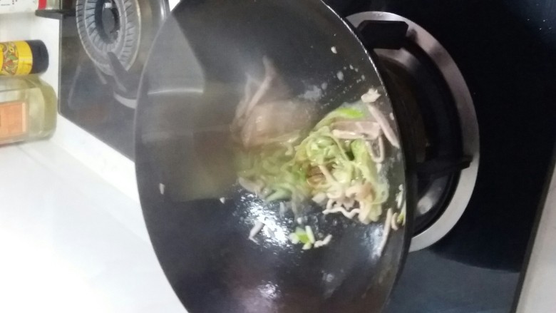 宅也要吃土豆丝,油温够了之后先炒葱,爆香之后放肉。以及调料(不含盐,盐最后放)。