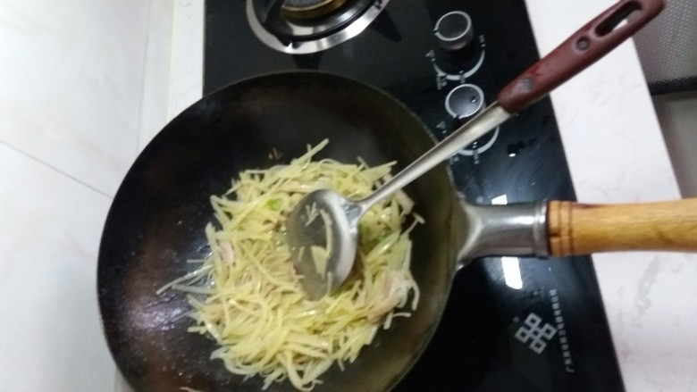 宅也要吃土豆丝,放入土豆丝,爆炒,铲子勤翻一些…(´▽`ʃƪ),放入盐和醋。在放蒜 。熟了后捞出来 。