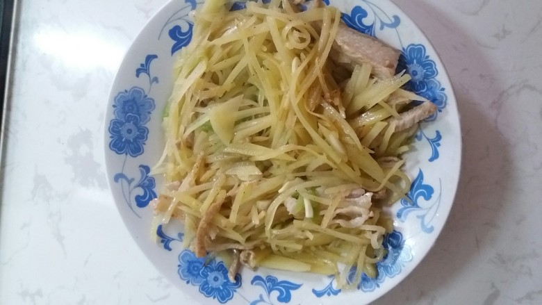宅也要吃土豆丝,最后一道家常爆炒土豆丝就出来了。全程大火也是热。(¬_¬)