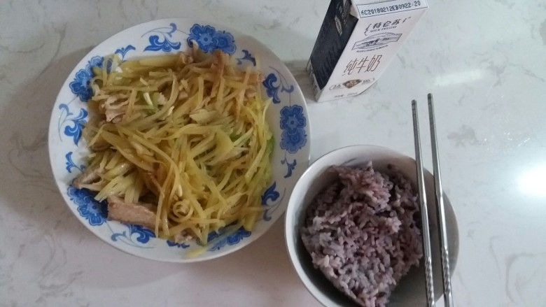 宅也要吃土豆丝,米饭适量，加上一瓶特仑苏，一顿营养餐就出来了。⁽⁽ƪ(•̩̩̩̩＿•̩̩̩̩)ʃ⁾⁾ᵒᵐᵍᵎᵎ