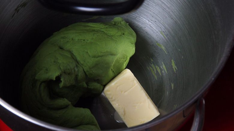 抹茶坚果软欧包,完成后加入黄油,厨师机休息5分钟,防止厨师机烧坏马达。