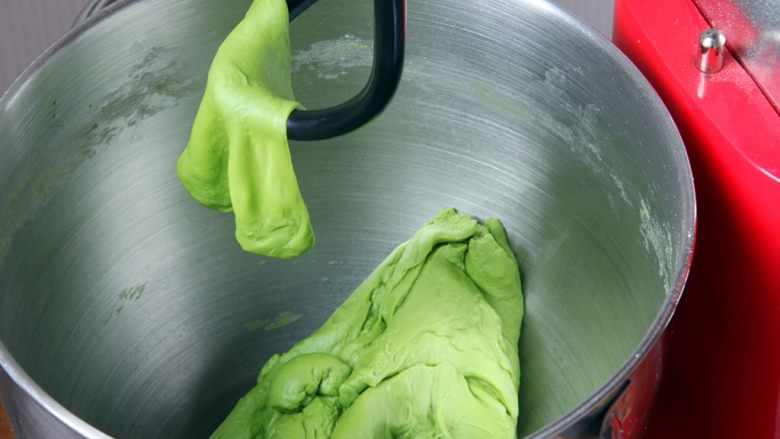 抹茶坚果软欧包,取一小块面团揉一下,看看能否出膜,厨师机按照我的时间无需检查,肯定出膜。