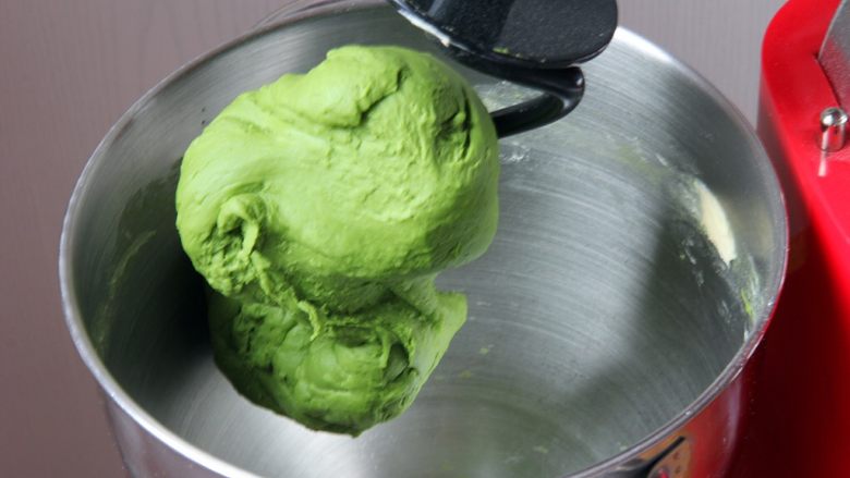 抹茶坚果软欧包,搅拌时间20分钟,面团揉软,光滑。
