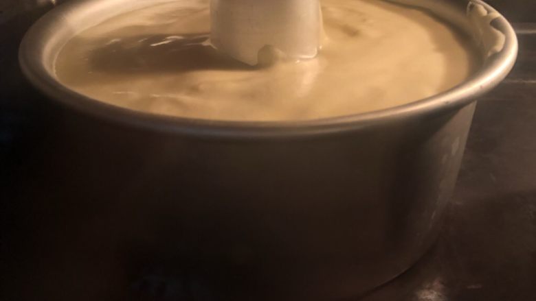 乳清戚风蛋糕,烤箱预热170度,烤约35分钟