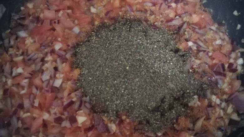 黑椒酱,等西红柿炒制软烂的时候加入黑胡椒粉,加入黑胡椒粉后要快速搅拌均匀,这时香味可以说是爆炸开来的,新手可以调成最小火,避免翻拌不及时而导致炒糊