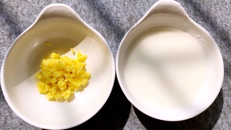 冬寒菜肉末羹,把35g玉米淀粉加入少许水调成水淀粉,生姜去皮切末