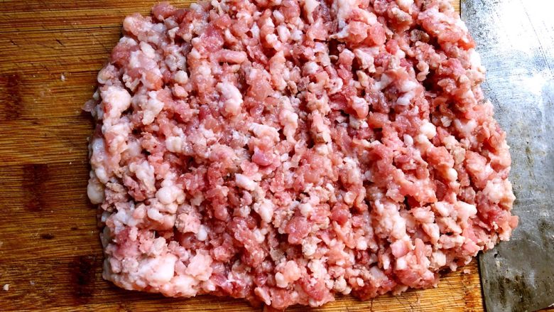冬寒菜肉末羹,把瘦肉剁成肉末,放入碗里