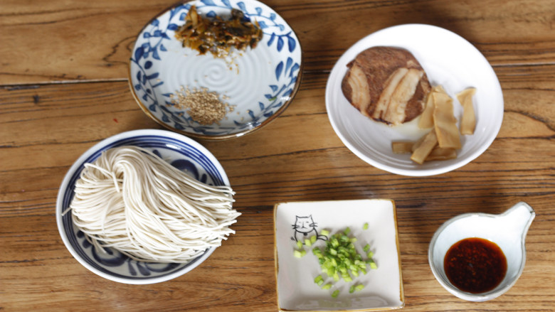 ラーメン，日料店必点的地狱拉面,准备好所有的材料，每到材料具体的制作方法会在各步骤中说明。（图中为一人份的量）