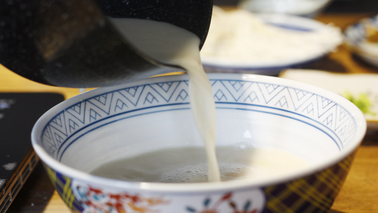 ラーメン，日料店必点的地狱拉面,将加热好的猪骨汤倒入拉面碗中，为了方便建议提前将碗放在锅子旁边准备好～