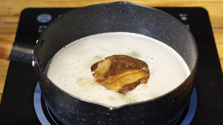 ラーメン,日料店必点的地狱拉面,放入一块冻干叉烧肉在汤锅中煮2分钟。 叉烧肉可直接购买冻干叉烧片,经骨汤煮后很好吃,也可以在家用五花肉自己卤。