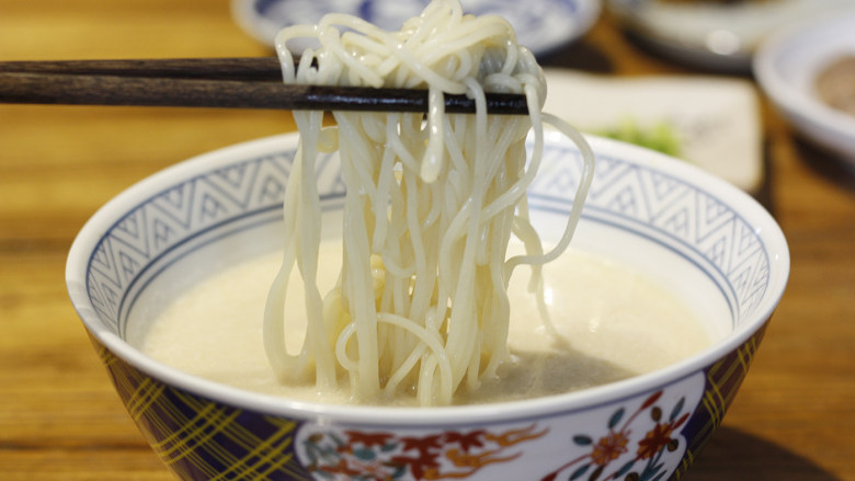 ラーメン,日料店必点的地狱拉面,过完水的面条即刻放入之前准备好的猪骨汤中。
