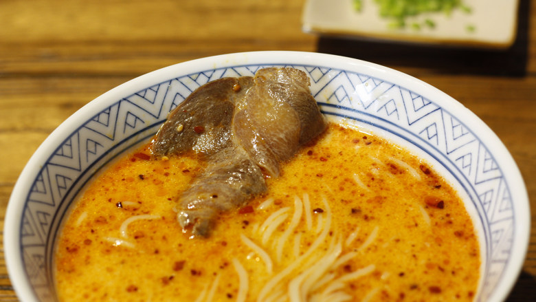 ラーメン,日料店必点的地狱拉面,将已经煮好的叉烧放入汤面中。