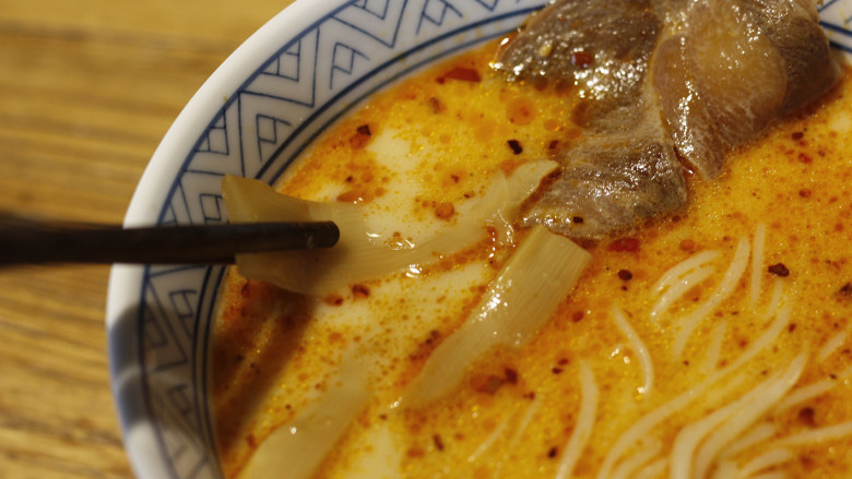 ラーメン,日料店必点的地狱拉面,依次放入腌笋干。
笋干切片,用水、酱油、白砂糖、食用盐、柠檬和少量鸡精腌制。