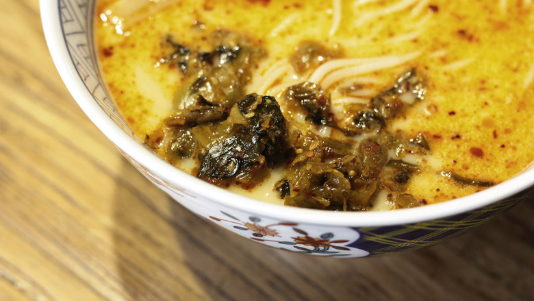 ラーメン,日料店必点的地狱拉面,放入腌高菜,家里有其他腌菜的也可以取代的哦。