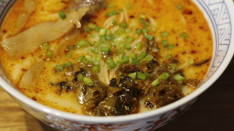ラーメン,日料店必点的地狱拉面,<a style='color:red;display:inline-block;' href='/shicai/ 94198'>小香葱</a>切段,撒入面汤中。