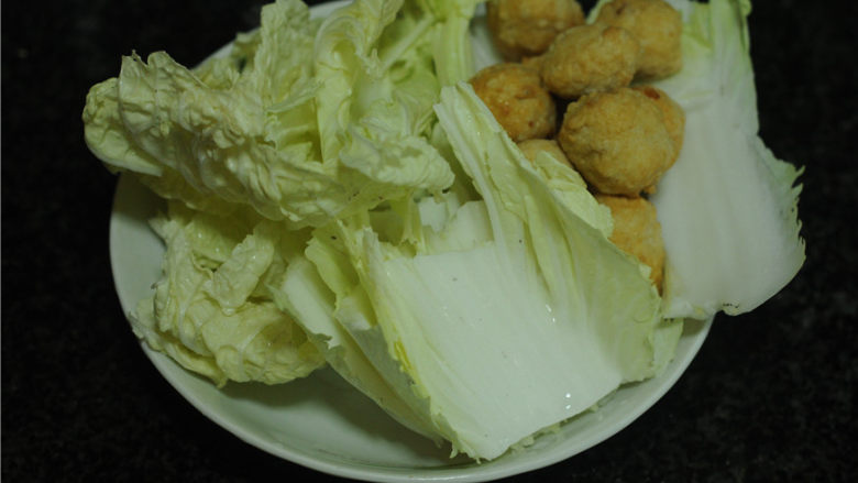 排骨汤炖粉条,在泡红薯粉丝的时候就将配菜处理好,<a style='color:red;display:inline-block;' href='/shicai/ 80325'>白菜叶</a>洗干净,肉丸准备好