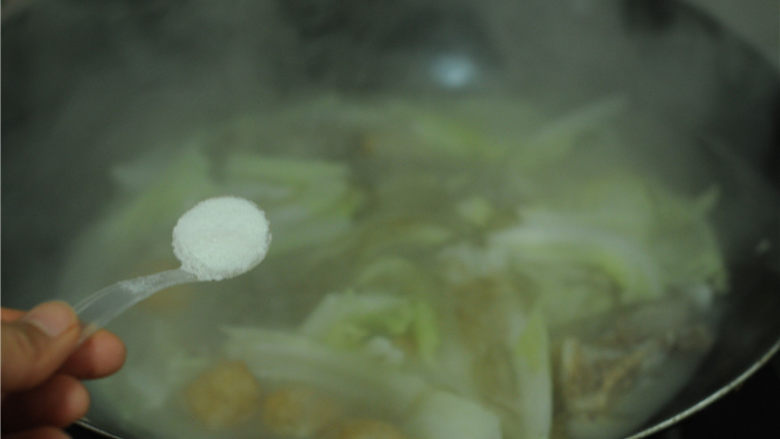 排骨汤炖粉条,将白菜叶烫软,加盐调味