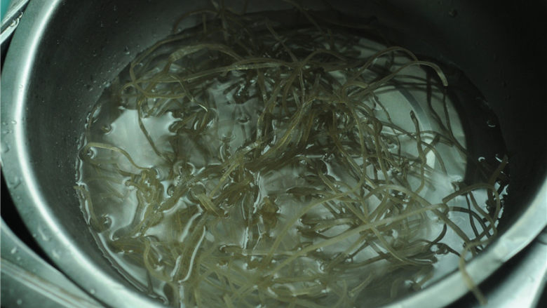 排骨汤炖粉条,红薯粉放入开水中泡发十分钟左右,当红薯粉丝变软后捞出来沥干水