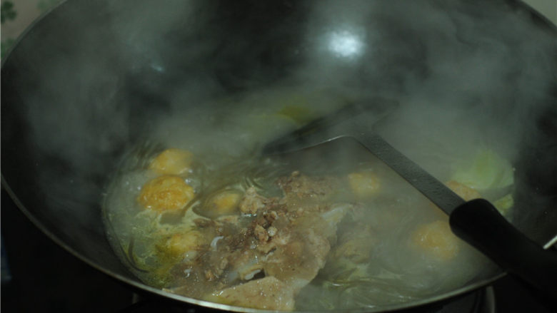 排骨汤炖粉条,煮至丸子变大完全熟透,将排骨汤和排骨一起放入汤里