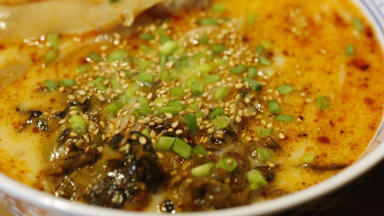 ラーメン,日料店必点的地狱拉面,最后再洒上芝麻就可以啦,家里有卤蛋的可以卧上半颗卤蛋~