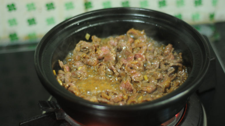 芹菜烧牛肉,翻炒至牛肉条变色,连汤汁一起都捞出来