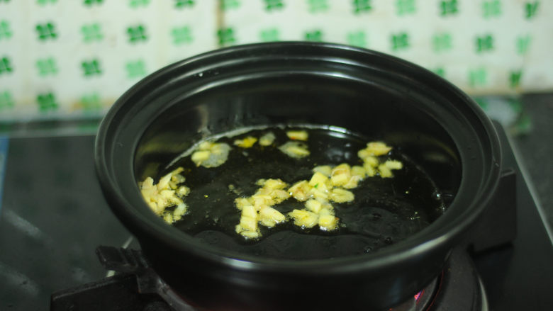 芹菜烧牛肉,油锅烧热,炒香姜末