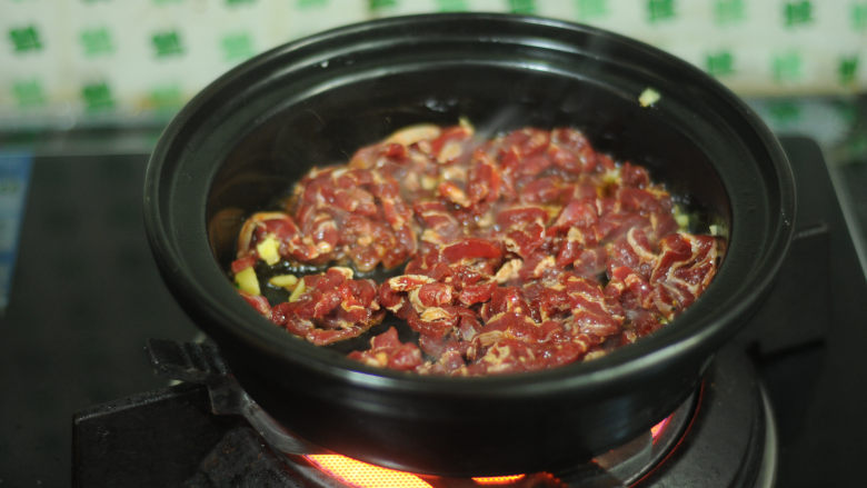 芹菜烧牛肉,牛肉条倒进锅里
