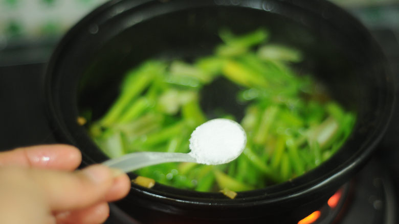 芹菜烧牛肉,撒入盐,翻炒均匀