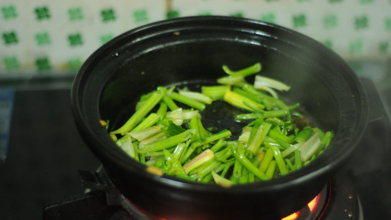 芹菜烧牛肉,另起油锅,将<a style='color:red;display:inline-block;' href='/shicai/ 125'>芹菜</a>杆倒进去,翻炒几下