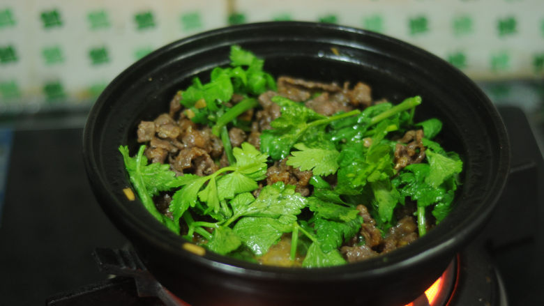 芹菜烧牛肉,撒入芹菜叶,芹菜杆切成段,叶子也不要丢下,最后撒进锅里,可以为菜品增色呢。